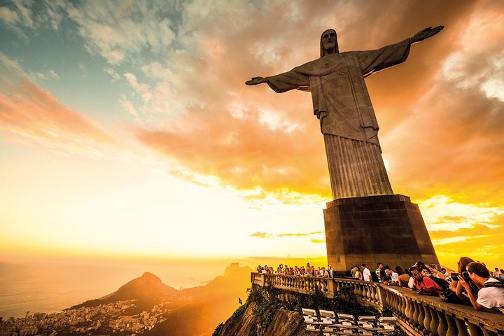 foto do Cristo Redentor ao por do sol