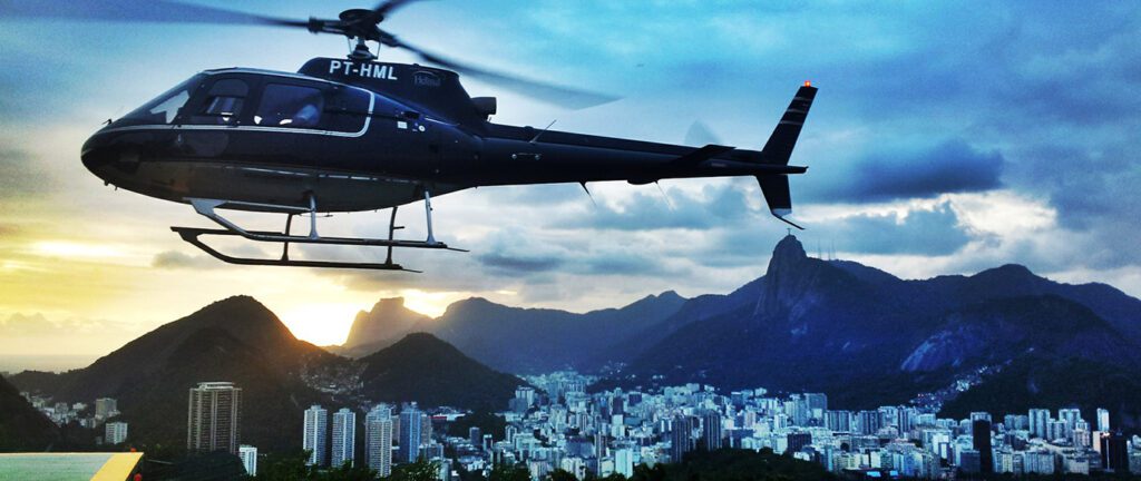 Helicóptero sobre o rio de janeiro