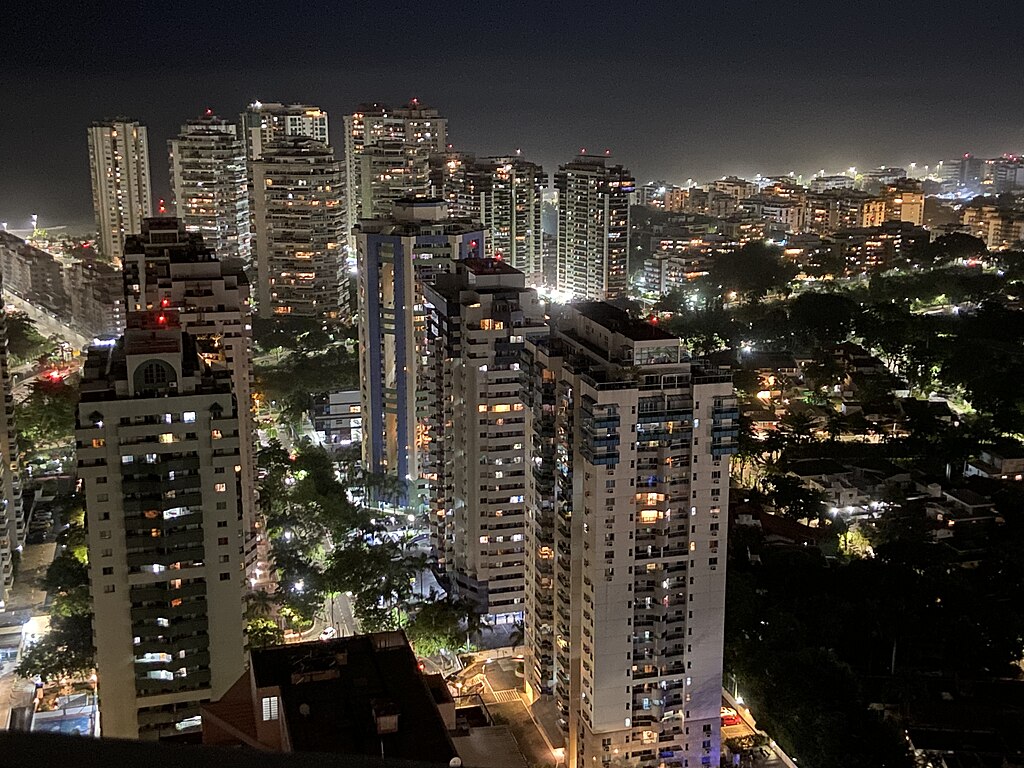 Edifícios da Barra da Tijuca visto de um ângulo aéreo. Foto noturna.