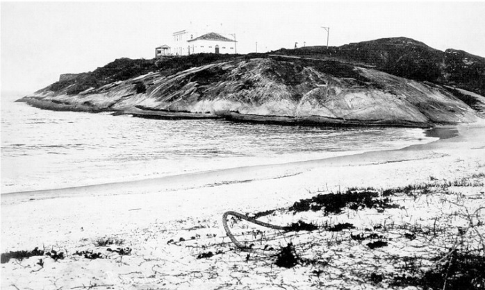 Foto em preto e branco tirada da Igrejinha de Copacabana no ano de 1906.