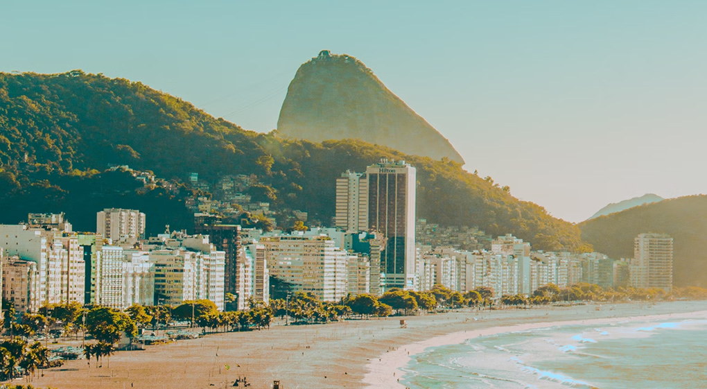 Foto diurna de da praia de Copacabana.