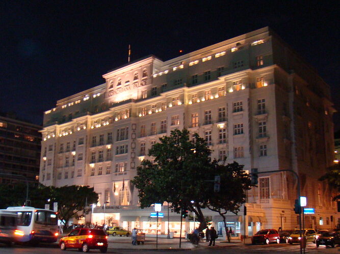 Foto noturna do Copacabana Palace