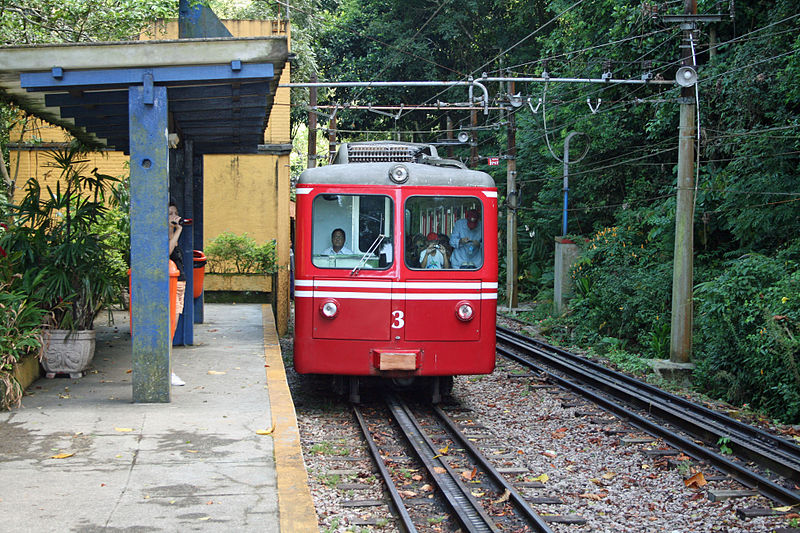 Trem do Corcovado chegando a estação para pegar os passageiros.