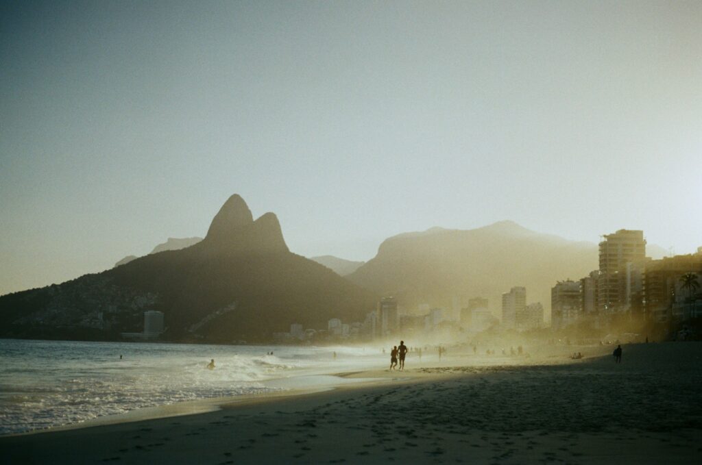 Fim de tarde na praia de Ipanema, Morro dois irmãos ao fundo da imagem.