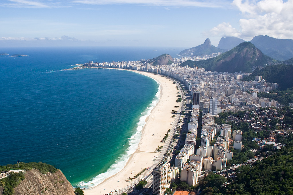 Praia de Copacabana, foto tirada de cima, ista do mar azul, céu em dia Claro