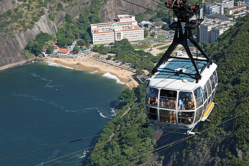 Bondinho subindo a pedra da Urca, turistas no bondinho.