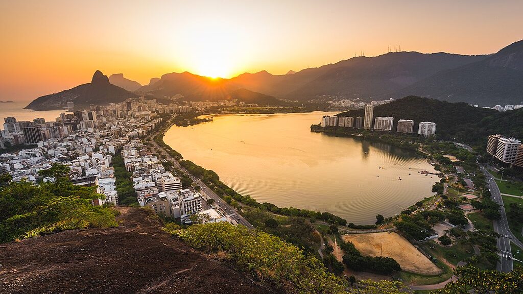 Foto da Lagoa, com o por do sol por trás das serras.