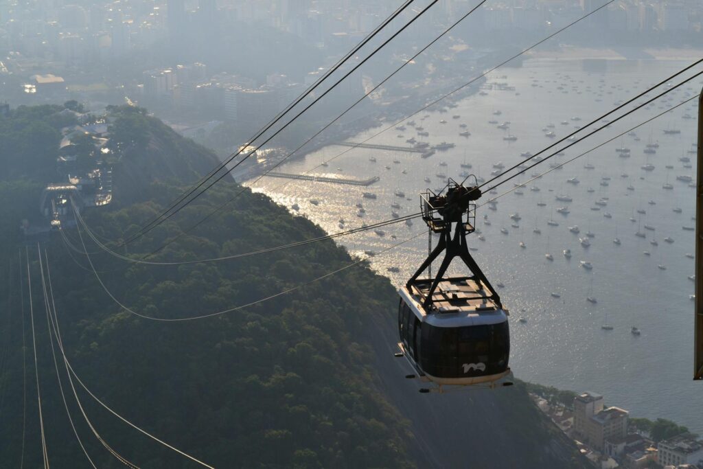 Bondinho do Pão de Açúcar, vista do RIo de Janeiro ao Fundo.