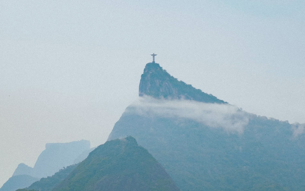 Corcovado visto de longe com neblina.