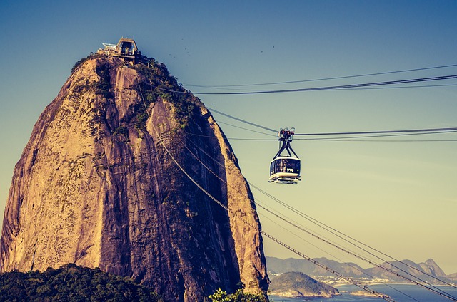 Bondinho subindo a pedra da Urca.