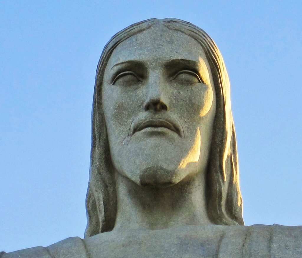 Foto da Face do Cristo Redentor iluminada pelo Sol