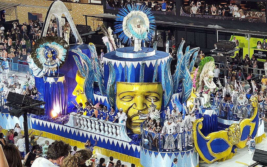 Desfile escola de samba Rio de Janeiro. Carro alegórico em cor azul.