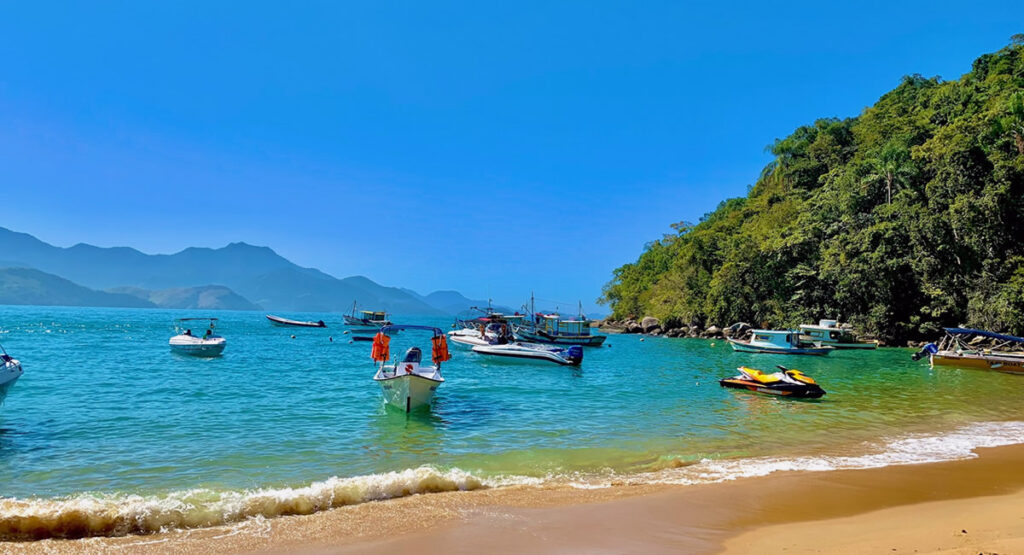 Fotos da praia de Angra, Barcos ancorados a beira-mar.