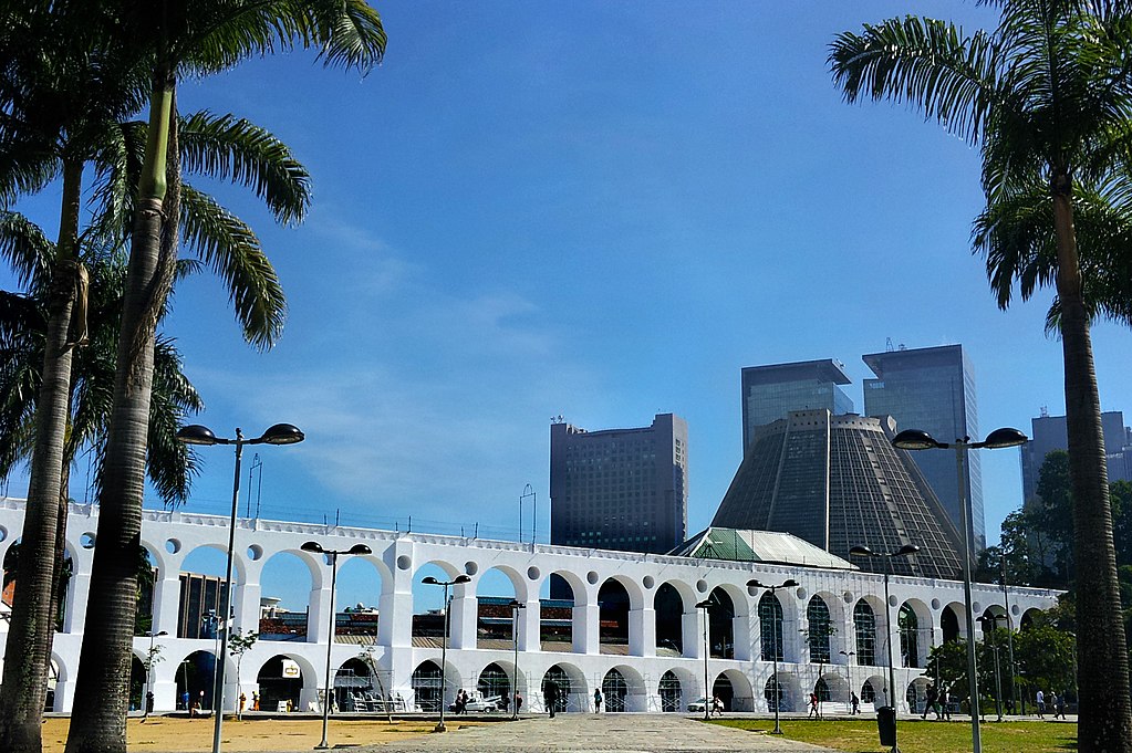 Fotos da Lapa e seus arcos em dia de Sol.