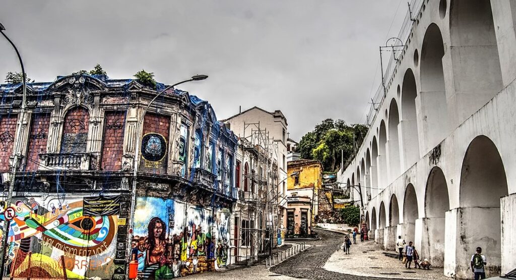 Arcos da Lapa, pessoas passando por baixo e ao lado. Paredes pintadas e desenhadas.