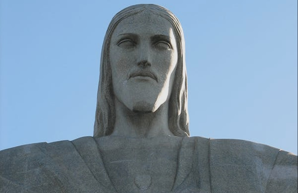 Retrato do Cristo Redentor, mostra a estátua de perto em dia de sol