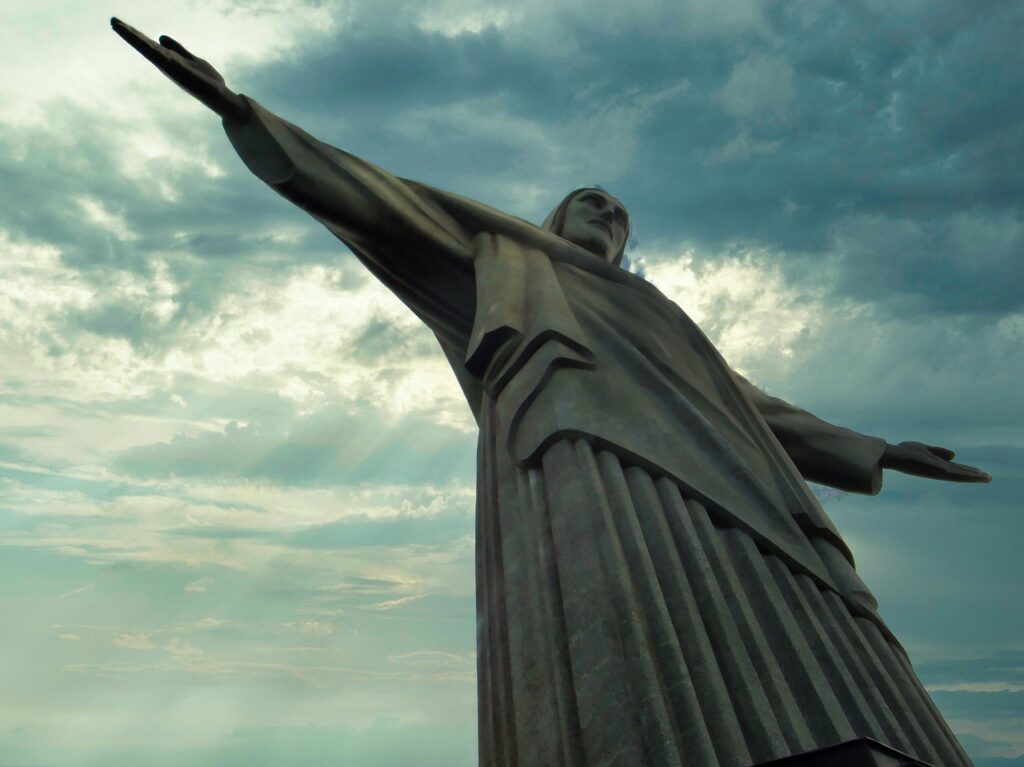 Cristo Redentor em dia Iluminado, foto tirada de baixo para cima.