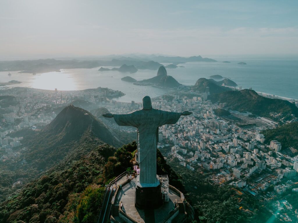 Cristo Redentor em dia de sol, imagem vista de trás da estátua.