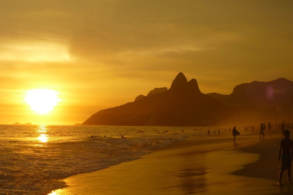 Por do sol no Rio de Janeiro, praia de Ipanema.