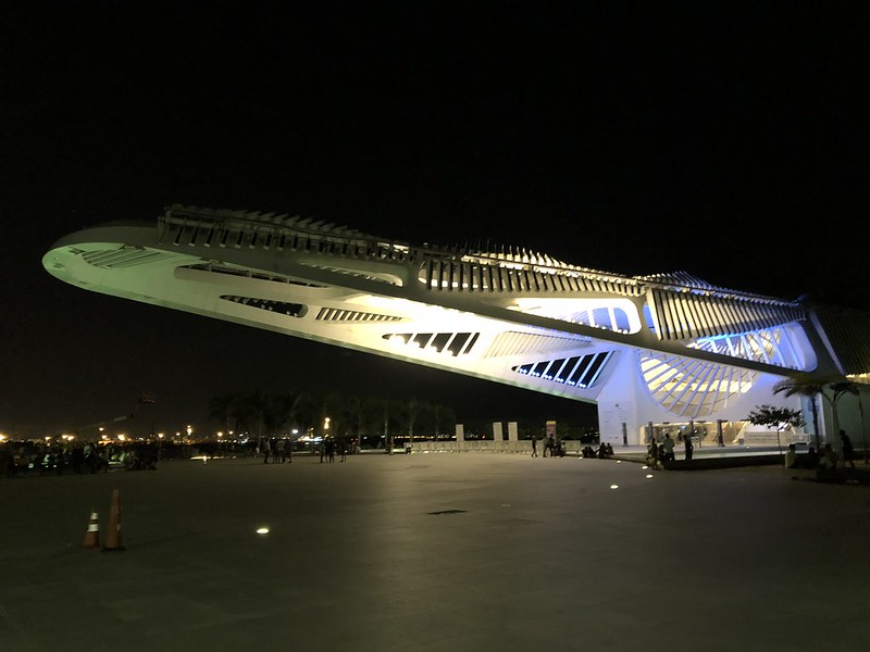 Foto noturna do Museu do Amanhã