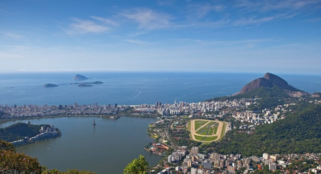 Cidade do Rio de Janeiro Vista de Cima, dia de sol.