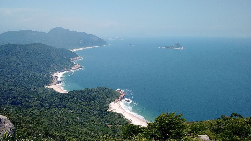 Vista da Pedra do telégrafo. Dia nublado, mar azul.