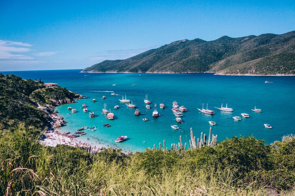 Barcos em praia de Arraial do Cabo, Rio de Janeiro.