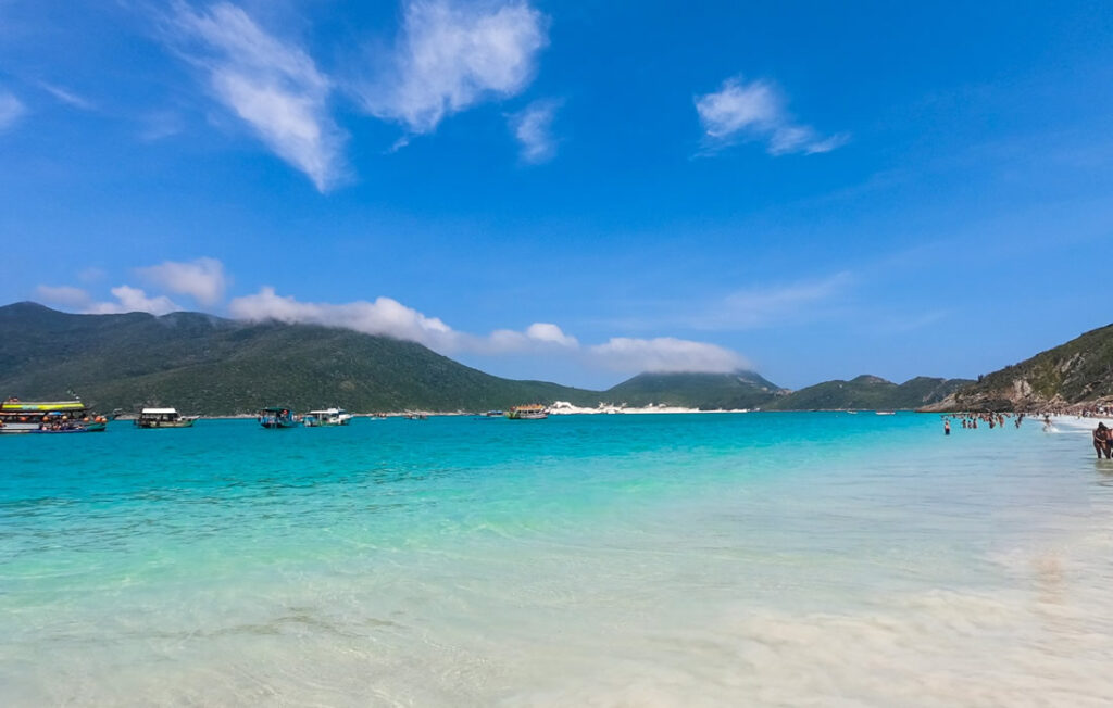 Praia Azul, barcos na praia de Arrail.