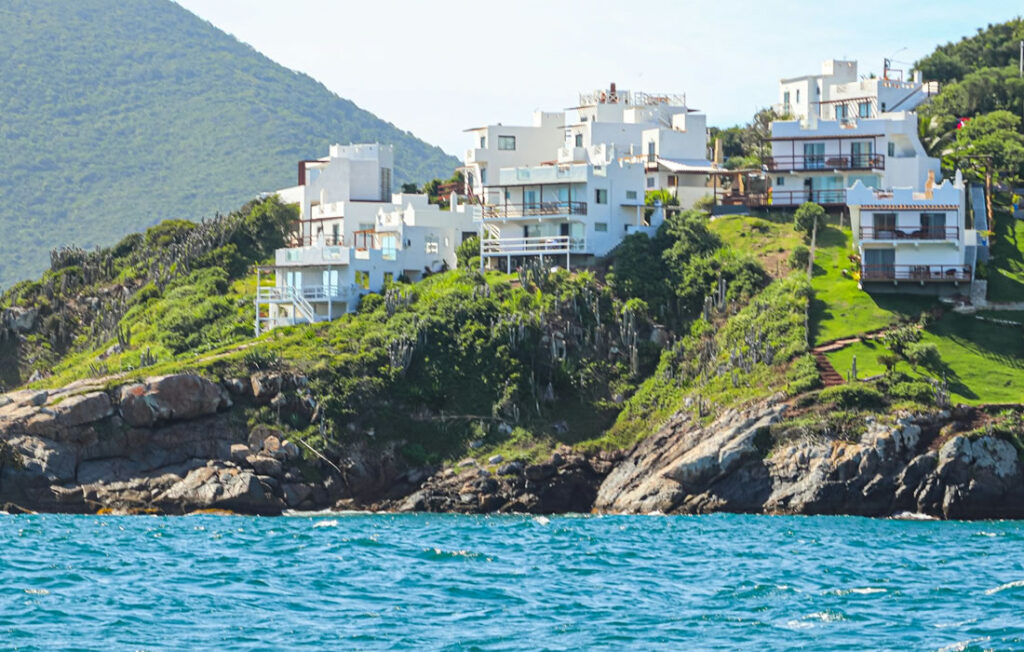 Casas de luxo a beira-mar em arraial do cabo.