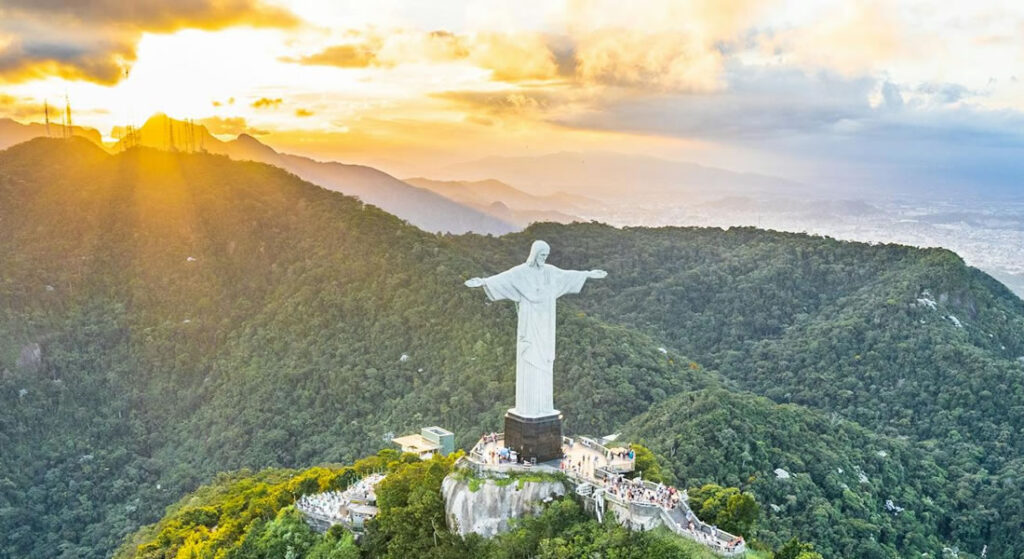 Corcovado, Cristo Redentor. Pessoas visitando a estátua.