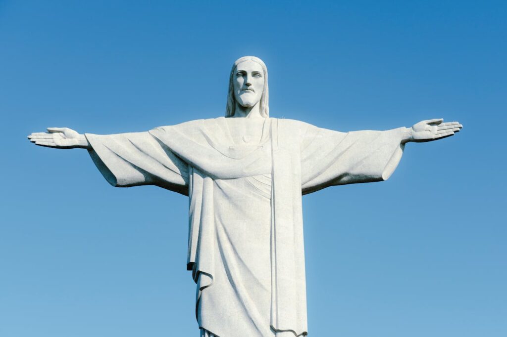 Cristo Redentor de Braços abertos, foto dia de sol. Céu azul.