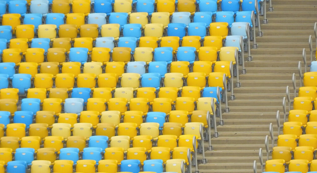 Arquibancadas do Maracanã sem pessoas.