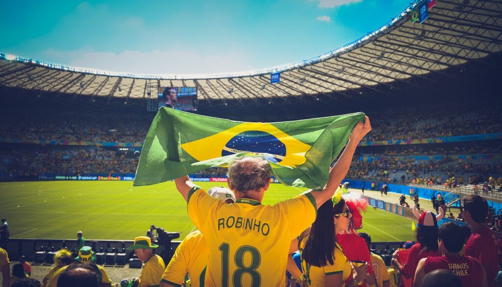 Estádio cheio, torcedores com camisa do Brasil.