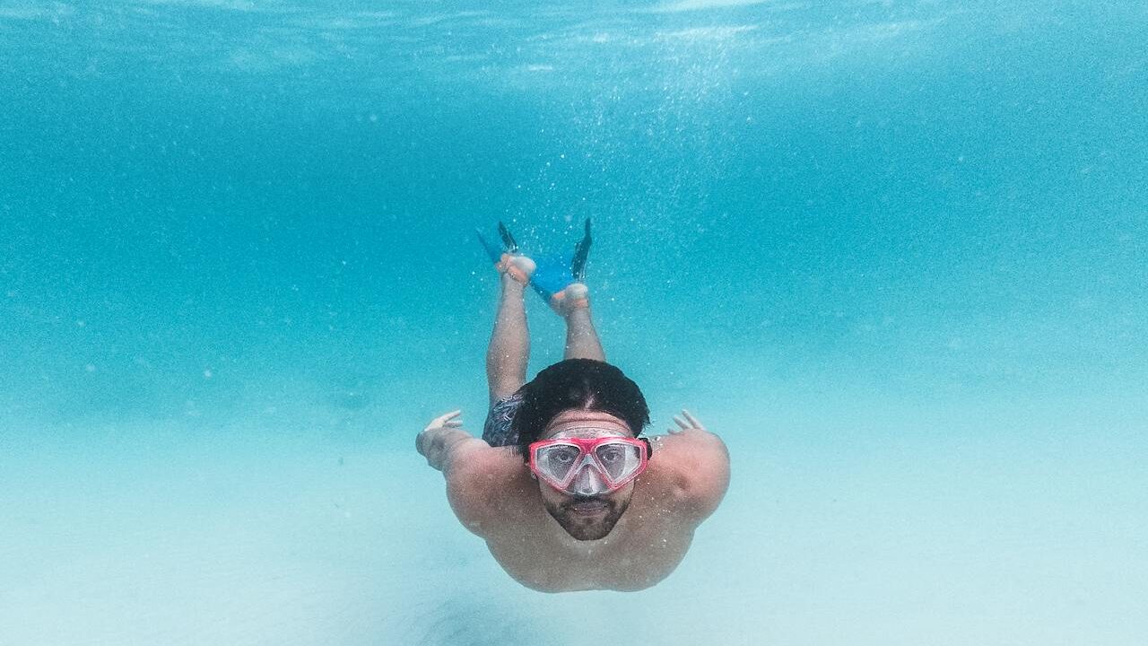 Pessoa mergulhando sem cilindro de mergulho em Arraial do Cabo.