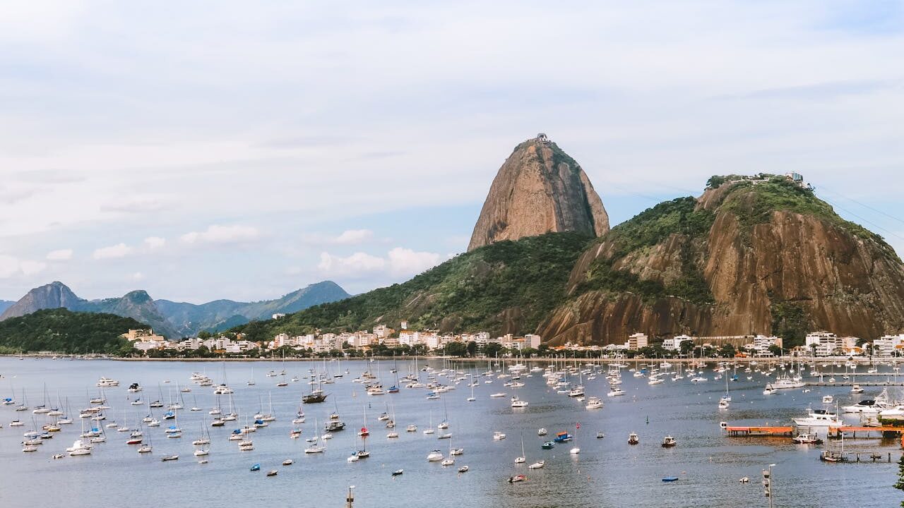 Morro da Urca e Lagoa Rodrigo de Freitas.