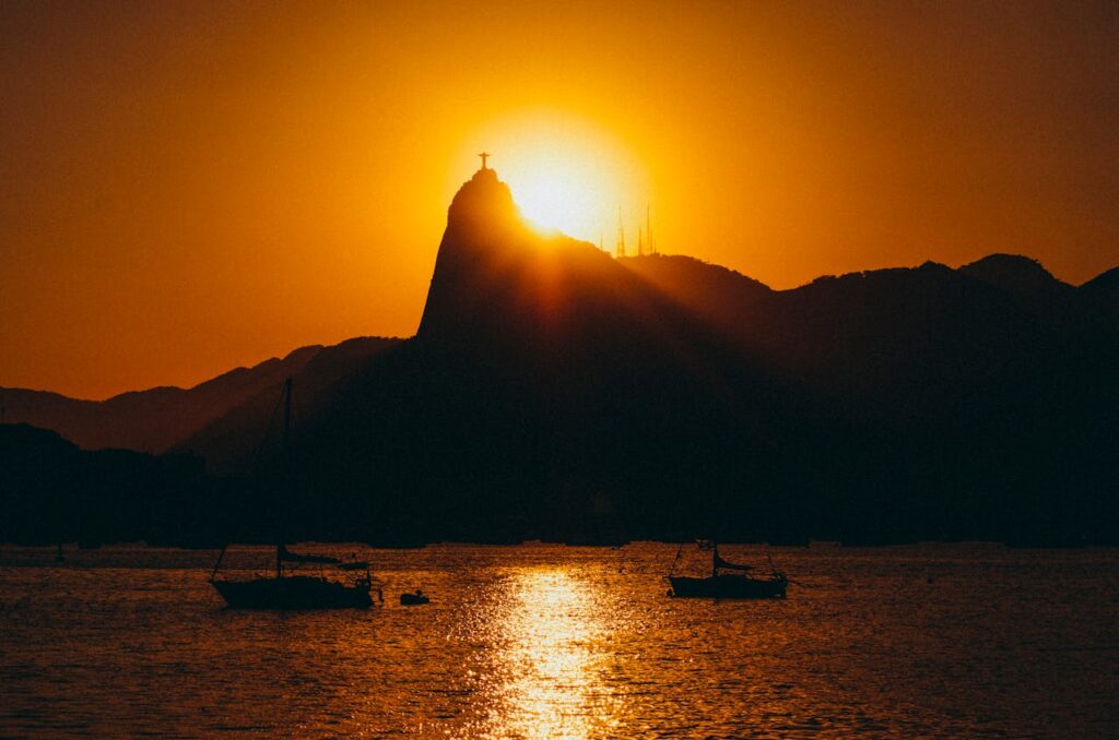 Foto da Lagoa Rodrigo de Freitas, por do sol atrás do corcovado. 