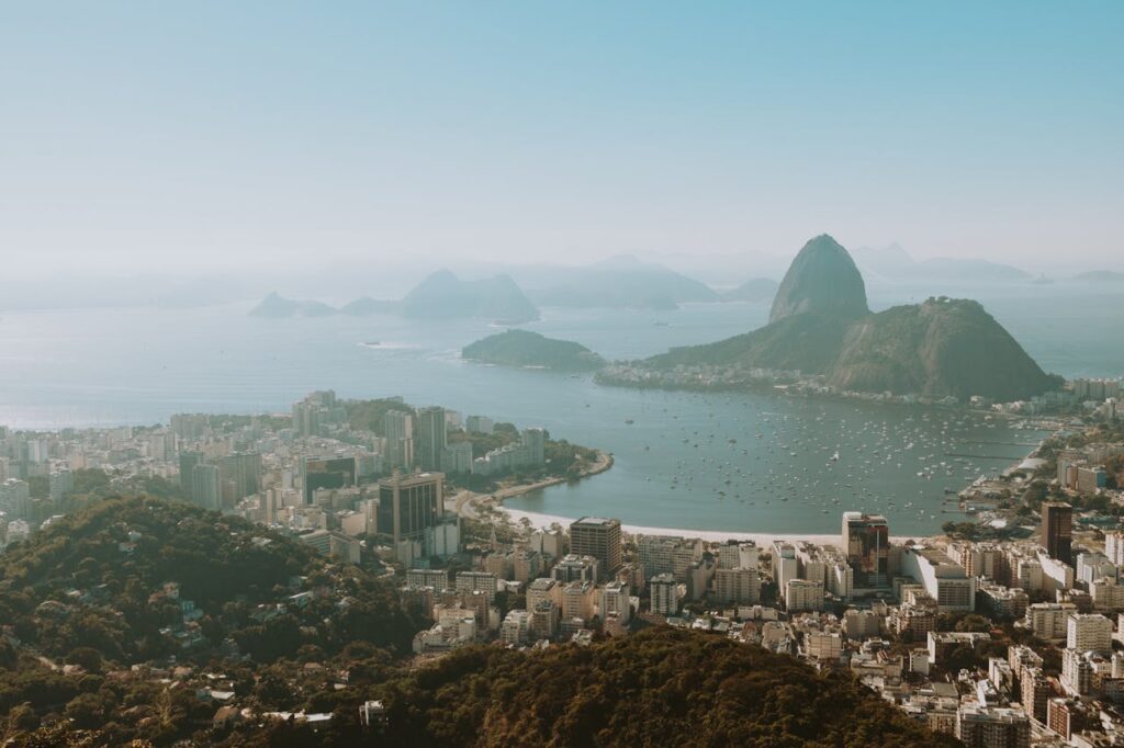 Rio de Janeiro visto de cima. Corcovado, Cristo Redentor e prias.