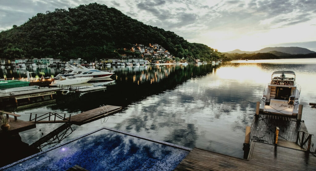 Foto barcos ancorados, nascer do sol em Angra dos reis.