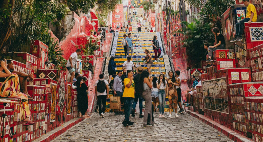 Foto Escadaria Selarón, pessoas em frente ao ponto turístico.