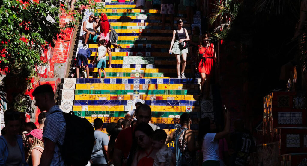 Pessoas visitando o ponto turístico. Escadaria Selarón.