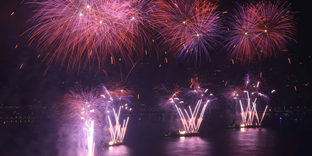 Queima de fogos na virada do ano em Búzios.