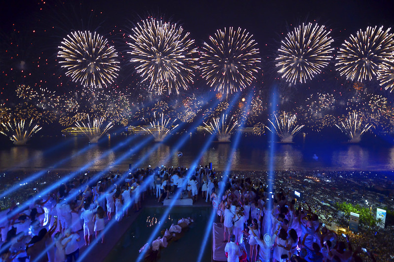 Imagem dos fogos de artifício queimando na virada do ano.