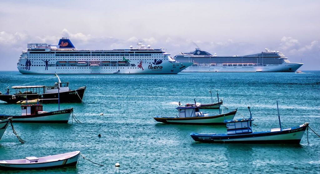 Navios e barcos no mar. Dia de Sol.