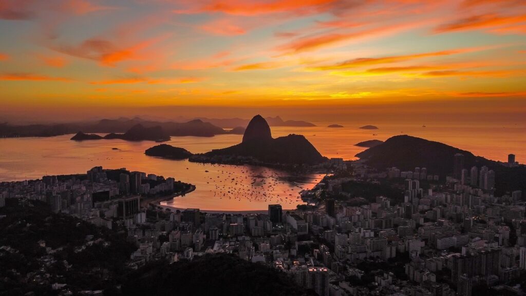 Pão de Açúcar visto do Mirante dona Marta ao amanhecer do dia.