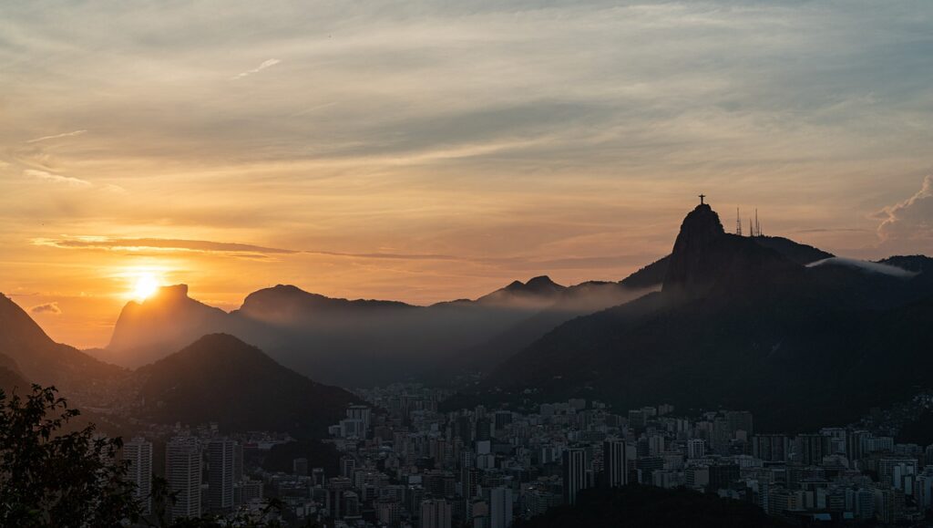 Foto panorâmica, mostra o Mirante, o Rio e Corcovado.