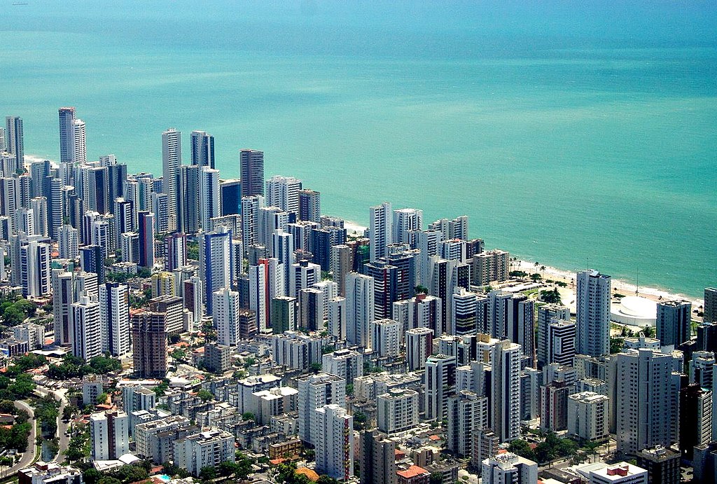 Foto de Recife, prédios e mar azul.