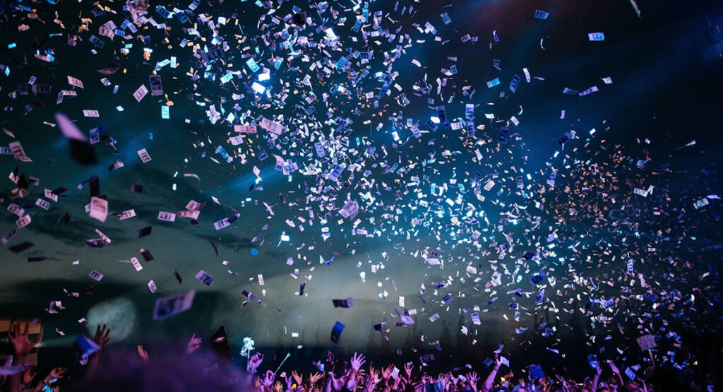 Show Palco, papeis caindo do palco.