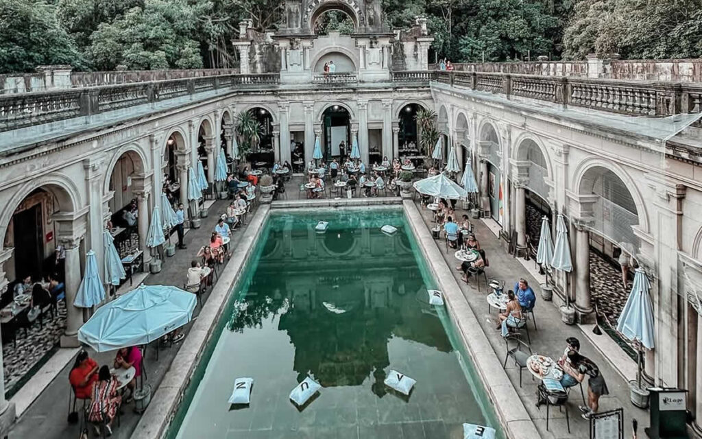 Foto da piscina e café do Parque Lage.