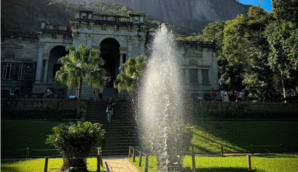 Frente Parque Lage no Rio. Chafariz jorrando água.