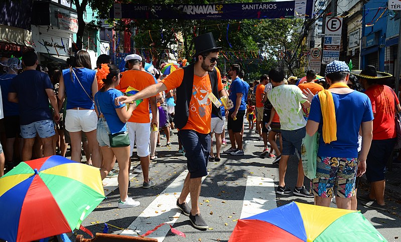 Blocos de rua, carnaval, pessoas nas ruas na folia.